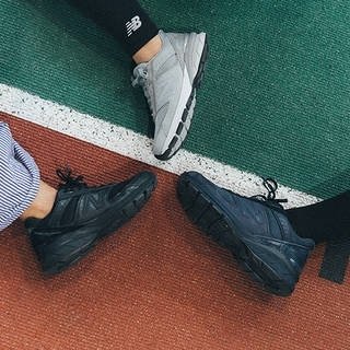 ニューバランス×エンジニアドガーメンツのコラボスニーカー「990v5」とTシャツコレクションがリリース｜NEW BALANCE