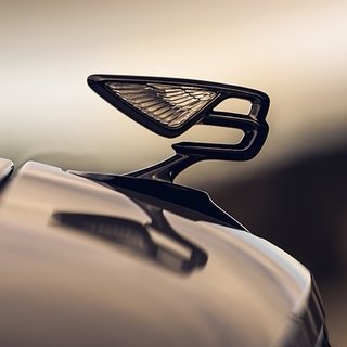 フライングBにも大胆な黒が施されたフライングスパーの特別仕様車｜Bentley