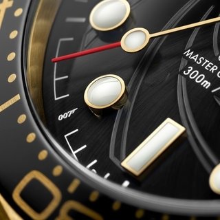 ジェームズ・ボンドをイメージした「シーマスター ダイバー300M」とスーツケースの限定セット|OMEGA