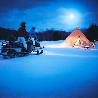 月明かりに照らされた雪原をスノーモービルで駆け抜ける！｜TRAVEL