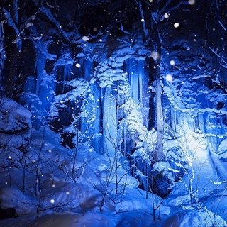 冬の夜の絶景に出合う「氷瀑ライトアップツアー」｜TRAVEL