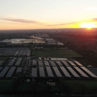 持続可能なラグジュアリーモビリティをリード──ベントレーが本社工場に英国最大のソーラーカーポートを設置｜Bentley