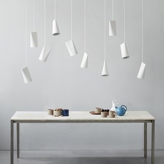 コペンハーゲン発、シェードを自由に動かせるペンダントランプが新発売 | MOEBE