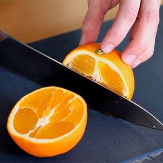 プラスチックよりやわらかく、包丁の切れ味が落ちにくい。長く使えるまな板 | 釜浅商店