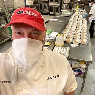 機内で使用しなくなった食品と飲料を世界中のフードバンクに寄付｜Delta Air Lines