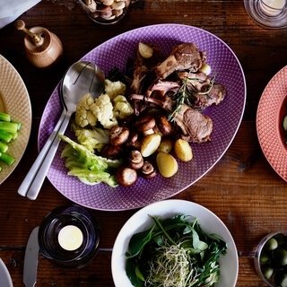 食卓を彩り鮮やかに、リズミカルに。新シリーズ『ロンブカラー』が登場｜Lyngby Porcelæn