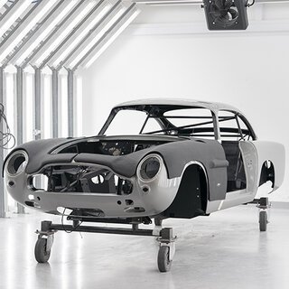 アストンマーティンDB5、ボンドカーとして現代に蘇る｜Aston Martin