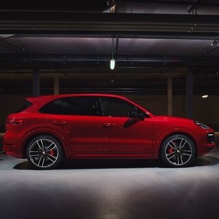 ポルシェ、8気筒エンジンを搭載した新型カイエンGTSを発売｜Porsche