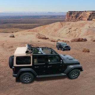 ジープ ラングラーに黒いボディに茶色のソフトトップを組み合わせた限定車|Jeep