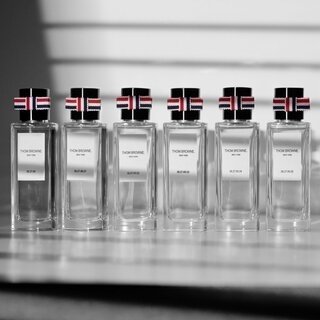 トム ブラウン初のフレグランスが登場|THOM BROWNE