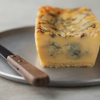 濃厚なゴルゴンゾーラチーズを生かした大人のチーズケーキ｜EAT
