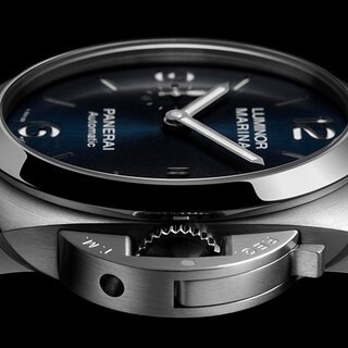 サテン仕上げのブルーダイアルを搭載した新作「ルミノール マリーナ - 44mm」｜PANERAI