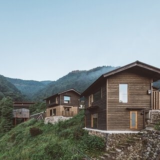 村全体がひとつのホテル。「NIPPONIA小菅 源流の村」の新棟開業｜TRAVEL