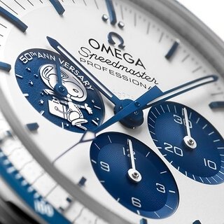 スピードマスター “シルバー スヌーピー アワード” 50 周年記念モデル｜OMEGA