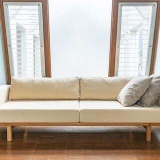 壁付けだけでなく空間の中心での使用にも。オリジナルソファ「woodframe sofa」｜ STUDIO DOUGHNUTS
