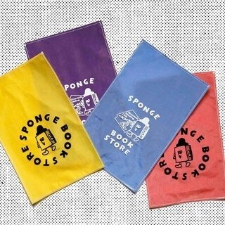 レンタルビデオ店の返却袋を彷彿。あえて表紙を見せるブックカバー｜41世紀