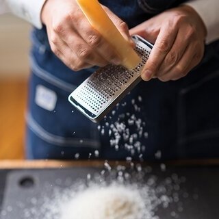 食材を“ふわっふわっ”におろすことを極めた飯田屋のオリジナル調理道具「エバーおろし」｜IIDAYA