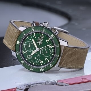 世界限定500本。メタリックグリーンのダイアルを搭載したクロノグラフ「103.SA.G」|Sinn