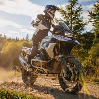 40周年を迎えたGSモデルの新型「R 1250 GS」「R 1250 GSアドベンチャー」がデビュー｜BMW