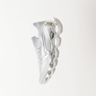 空山基がデザインするMizunoのフラッグシップモデル『WAVE PROPHECY SORAYAMA』が発売|Mizuno