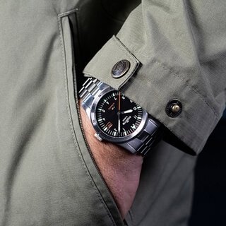 パイロットウオッチの要素を現代的なスタイルで再現した新作「フリーガー」｜FORTIS