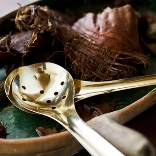 陶芸家・山本教行氏のアプローチにより誕生した「鍋お玉」を量産化 ｜Lue