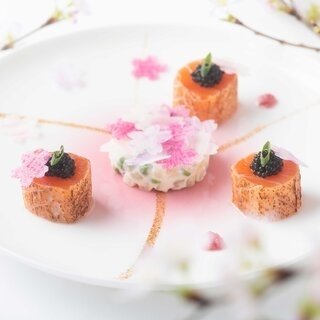 「フィリップ・ミル東京」の桜をモチーフにした期間限定特別コース｜HIRAMATSU