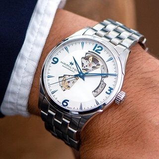 あらゆるシーンにマッチするブルーのジャズマスター オープンハート｜HAMILTON