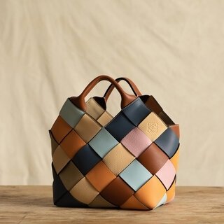ロエベが余剰レザーをハンドクラフトで仕上げたバスケット バッグを制作｜LOEWE