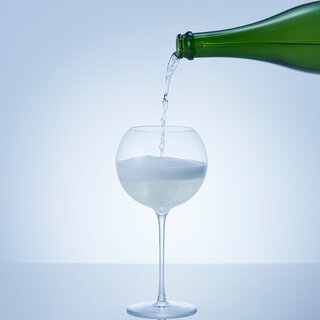 江戸硝子の技法とトップソムリエの感性が融合。美しいフォルムが印象的なawa酒専用グラス「IMMERSION」｜awa SAKE