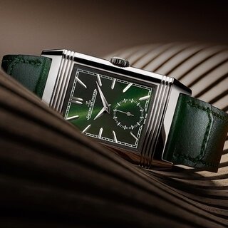 タイムレスかつエレガント。グリーンの「レベルソ・トリビュート・スモールセコンド」|JAEGER-LECOULTRE