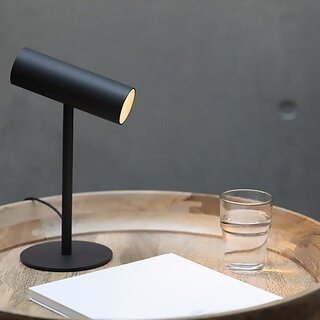 おうち時間をゆったり演出。プラスマイナスゼロからLEDスタンドライトが登場｜±0