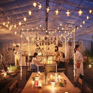 開放的な特別席で夕涼みを楽しむ「アグリビアガーデン」｜TRAVEL