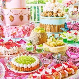 マリー・アントワネットの世界観に没入、旬のフルーツを楽しむスイーツビュッフェ｜EAT