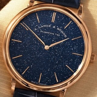 ゴールドストーンが煌くダイアルを搭載した「サクソニア・フラッハ」|A. LANGE & SÖHNE