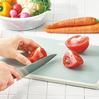 衛生面でも安心。銀系抗菌加工を施した軽量カッティングボードが登場｜Toffy