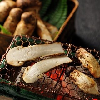 秋、この時期だけの極上贅沢。星のや軽井沢の「松茸とシャンパーニュを堪能する優雅なひととき」｜TRAVEL