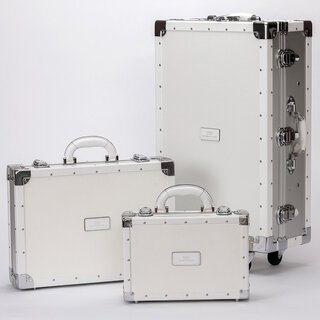 高度な職人技、上質なシュリンクレザー。一生モノのアタッシュ、クリーザンのフラッグシップコレクション｜CREEZAN