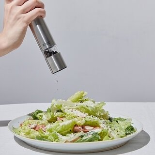 挽きたて胡椒の立ち上るような香りで料理を一気にランクアップさせる“美しい電動ミル”｜Russell Hobbs
