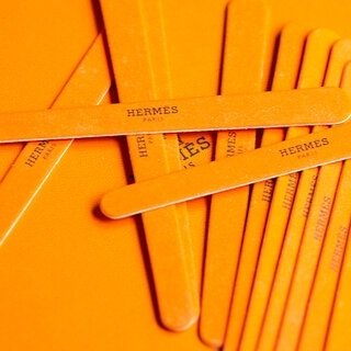 手を愛しむ、手を楽しむ、手を育む。 Hermèsの馬具職人へのリスペクトが感じられる、 新ビューティ〈レ・マン・エルメス〉が発売!|HERMÈS