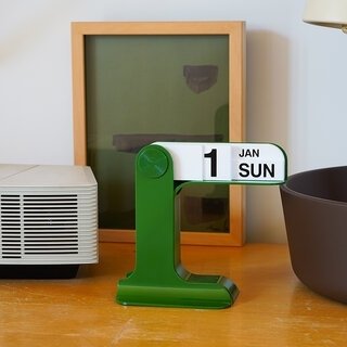 発表から54年、色褪せないデザインと機能性。卓上万年カレンダー「Timor（ティモール）」に限定色が追加｜DANESE