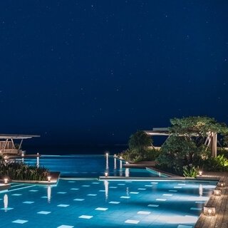 沖縄ステイの新常識!?　真冬でも温かい「星空ホットプール」で、空と海と一体になる！｜HOSHINOYA Okinawa