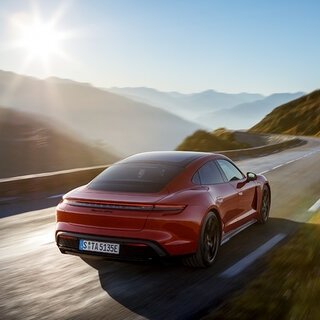 タイカンに初めて航続距離500kmの壁を破るグランツーリスモスポーツモデルが誕生｜Porsche