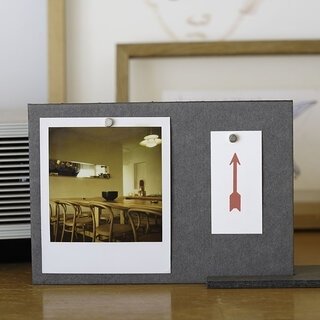 2枚の厚紙と磁石のみで構成された美しいカードスタンド｜concrete craft