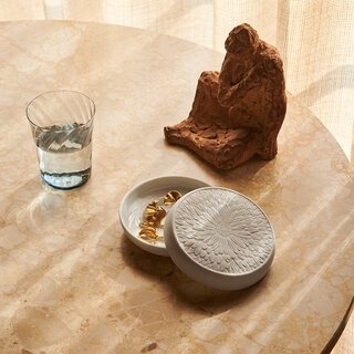 デンマーク王国・女王陛下の即位50周年。祝意を表した記念アイテムが限定発売 ｜Royal Copenhagen