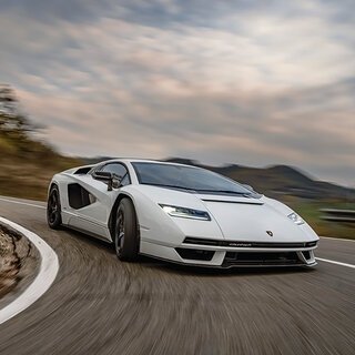 カウンタックLPI800-4が初めての公道走行を披露|Lamborghini
