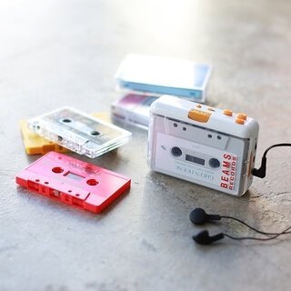 レトロ·フューチャーなデザインが目を惹く、スケルトンタイプのカセットプレイヤー ｜BEAMS RECORDS