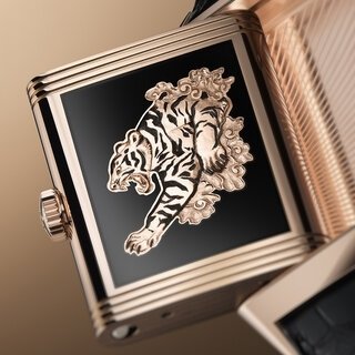 グラン・フー・エナメルの上にエングレーブ。超絶技巧のレベルソ“寅”モデル|JAEGER-LECOULTRE