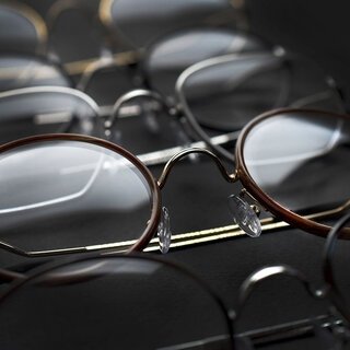 Z字型のテンプルがバネの役割に。フランス発の眼鏡ブランドから3型リリース｜GOUV/AU