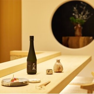 「武蔵 by アマン」の親方自らが育て収穫した米を使用。鮨との相性抜群のオリジナル日本酒｜AMAN